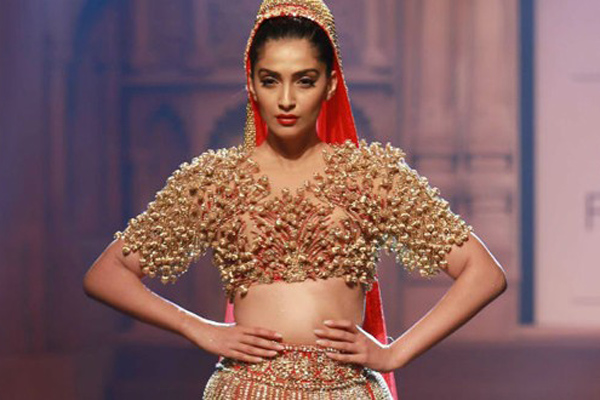 bollywood-songs-for-fashion-show-indianweddingoutfitssimplebride