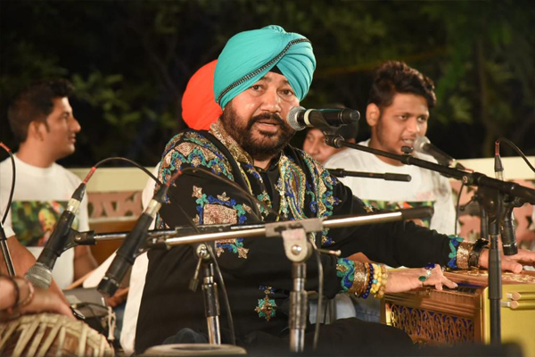 Punjabi singer Daler Mehndi records Kannada song for 'The Villain' in two  hours | Radioandmusic.com