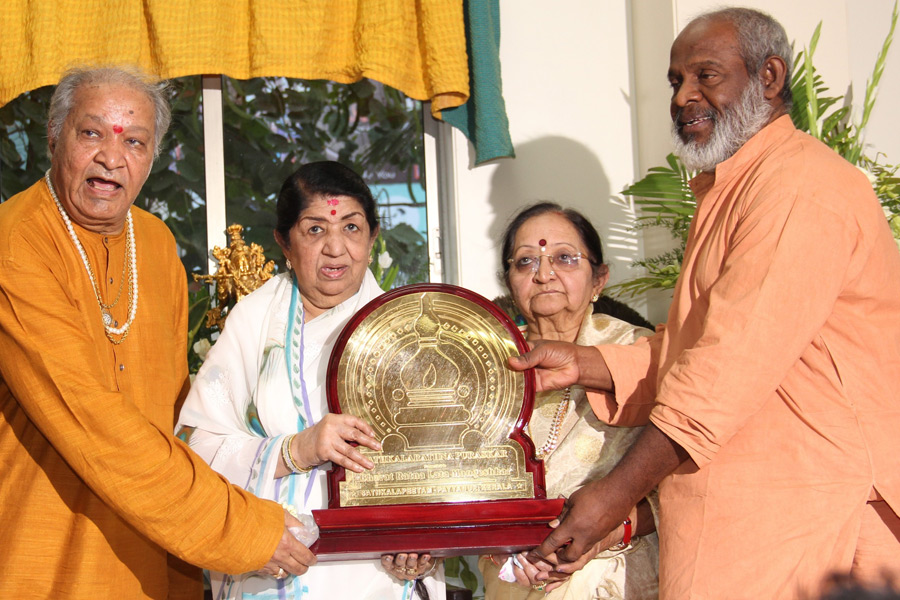 Bharat Ratna Smt Lata Mangeshkar, Padma Vibhushan Pandit Hariprasad Chaurasia, Swamy Krishnananda Bharathy and Guru Dr. Shyamala Bhave-1