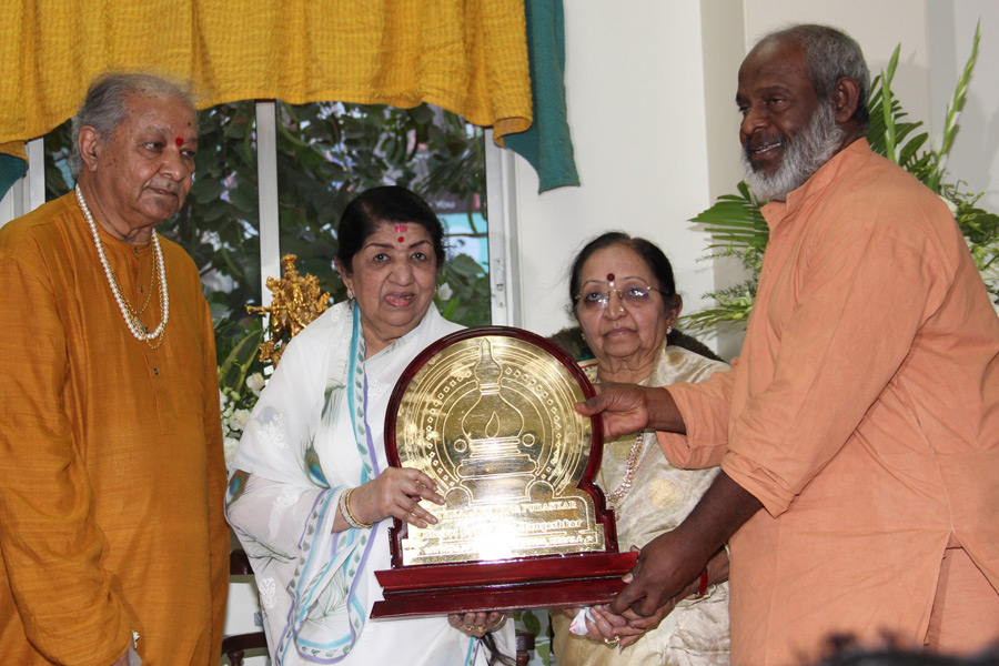 Bharat Ratna Smt Lata Mangeshkar, Padma Vibhushan Pandit Hariprasad Chaurasia, Swamy Krishnananda Bharathy and Guru Dr. Shyamala Bhave-2