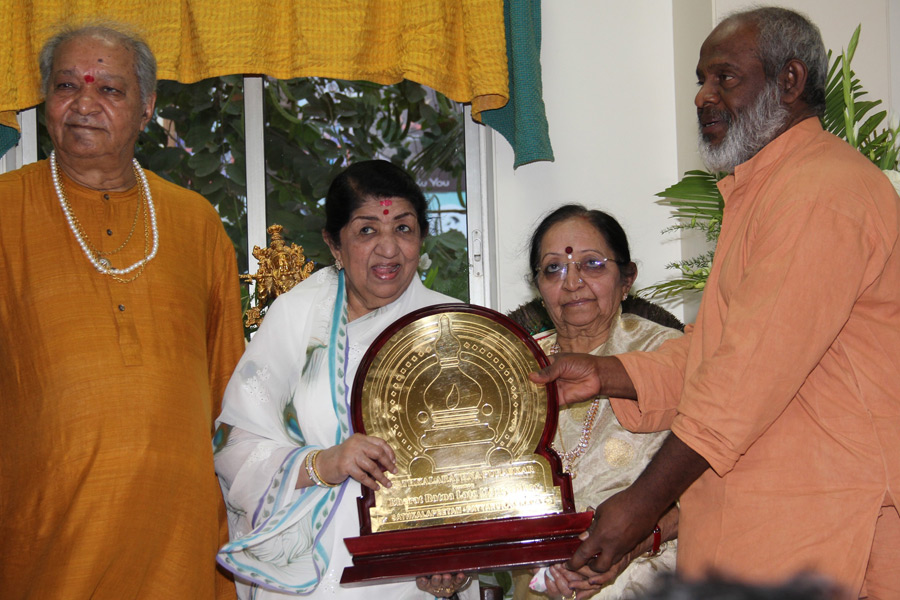 Bharat Ratna Smt Lata Mangeshkar, Padma Vibhushan Pandit Hariprasad Chaurasia, Swamy Krishnananda Bharathy and Guru Dr. Shyamala Bhave-3