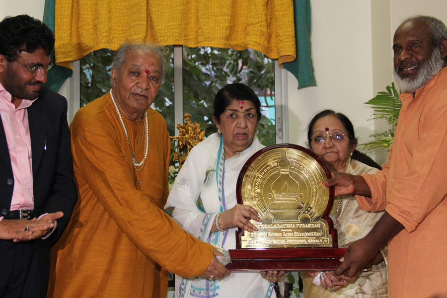 Bharat Ratna Smt Lata Mangeshkar, Padma Vibhushan Pandit Hariprasad Chaurasia, Swamy Krishnananda Bharathy, Guru Dr. Shyamala Bhave and M.P. Abdu Samad Samadani-1