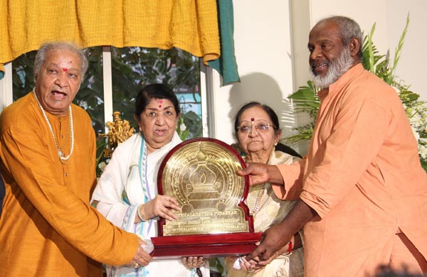 Lata Mangeshkar conferred with Sathkalaratna Purskar 2014