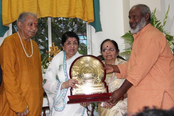 Lata Mangeshkar conferred with Sathkalaratna Purskar 2014