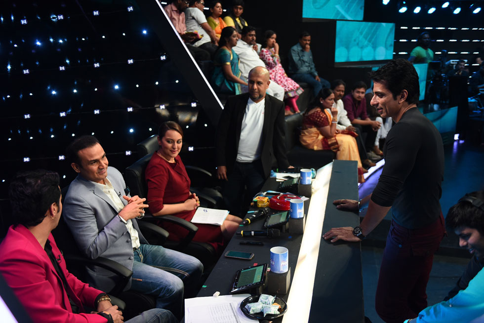 Sonu Sood greeting the contestants of Indian Idol Junior