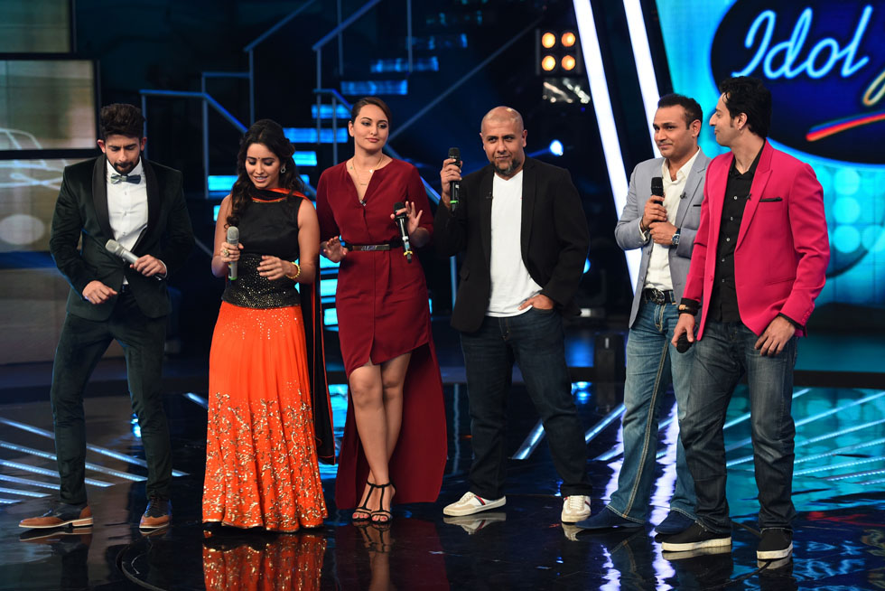  Virendra Sehwag and the judges singing on the set of Indian Idol Junior