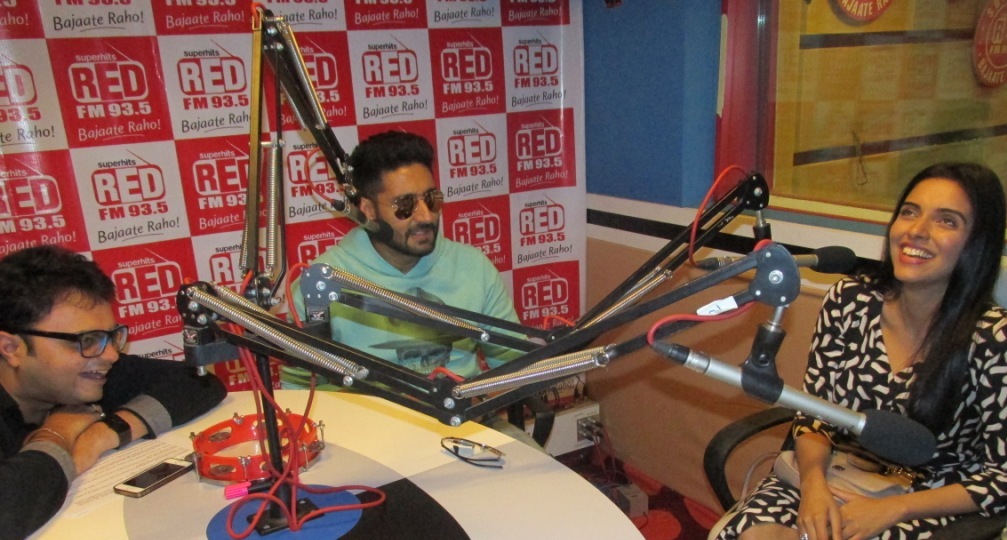  'All is Well' starcast Abhishek Bachchan and Asin with RJ Rishi Kapoor at 93.5 RED FM studio