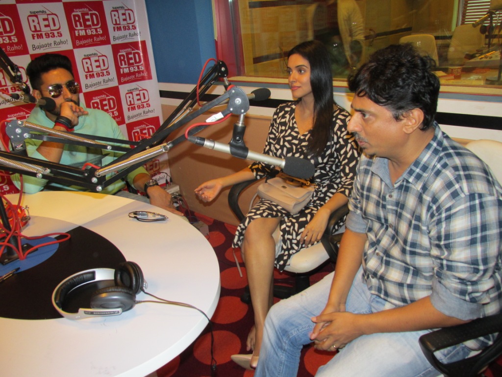  'All is Well' starcast Abhishek Bachchan, Asin and Umesh Shukla at 93.5 RED FM studio