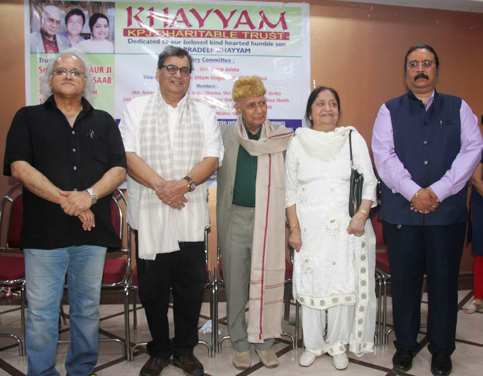 Kamlesh Pandey, Khayyam Sahab with wife Jagjit Kaur & Dilip Pithwa at an event where Khayyam Sahab & wife Jagjit Kaur announced to donate their life earnings to FWICE for the welfare of workers