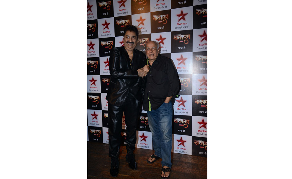 Kumar Sanu an d Mahesh Bhatt at the Music Launch of Naamkarann