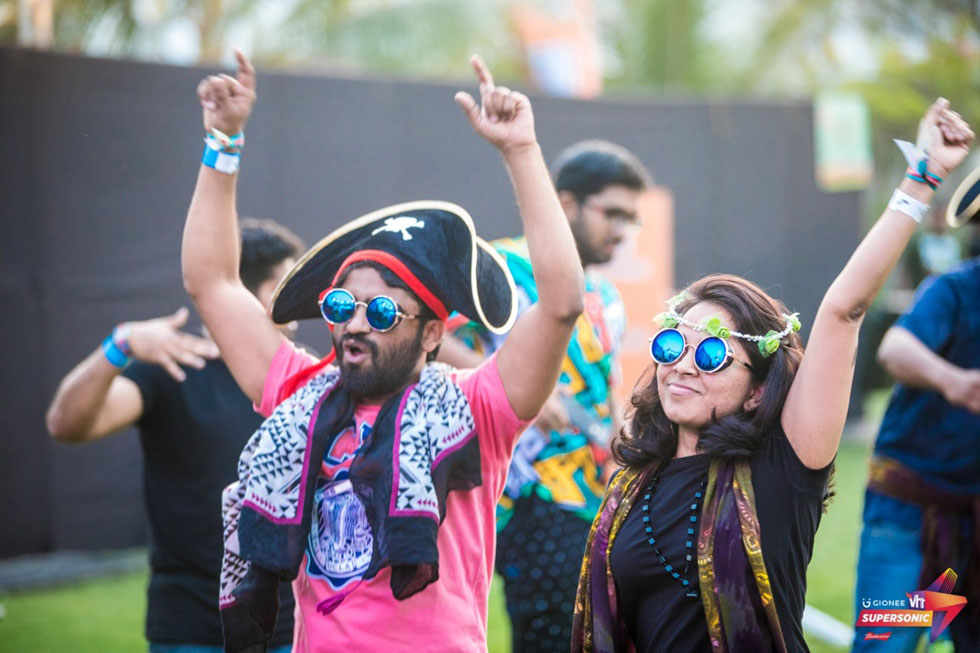 Couple grooves to music weekend before Valentines day at Vh1 Supersonic.