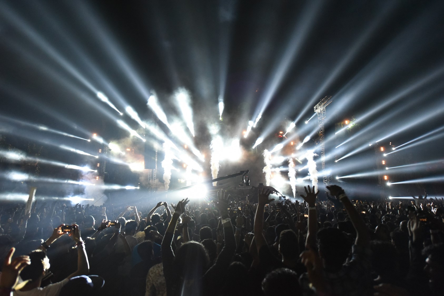  Fans cheer on as Eric Prydz headlines Vh1 Supersonic Day