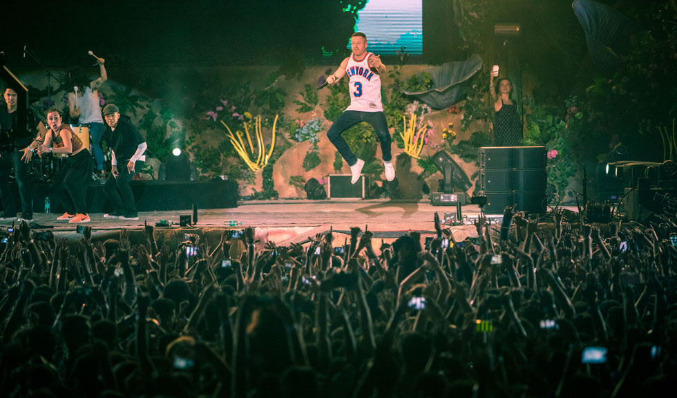  Macklemore drives the crowd crazy at Vh1 Supersonic