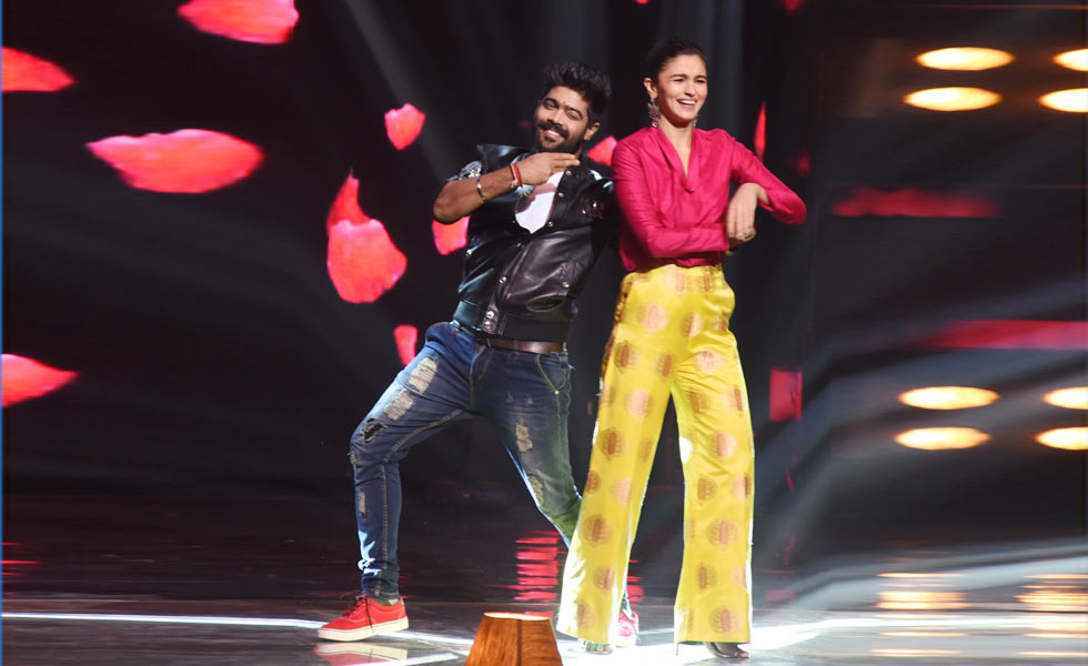 Varun Dhawan and Alia Bhatt on 'Indian Idol 9'