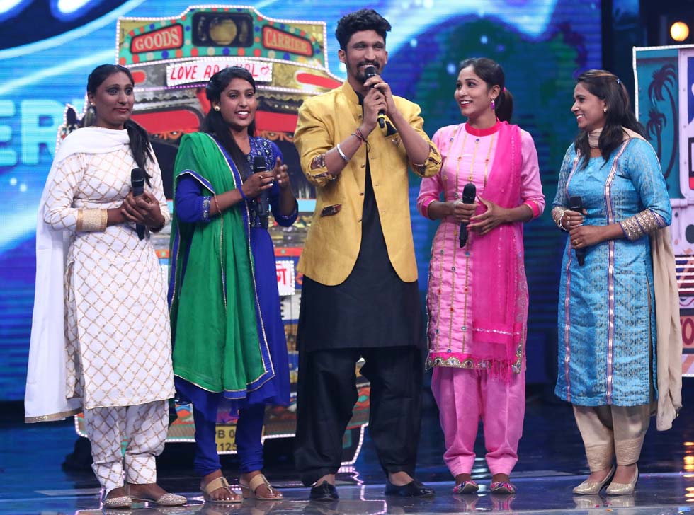  Indian Idol 9 Contestant Khuda Baksh's sister give him a surprise visit on sets