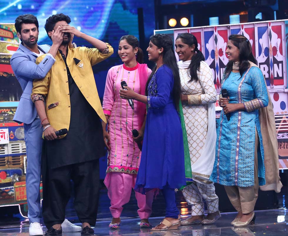 Indian Idol 9 Contestant Khuda Baksh's sister give him a surprise visit on set