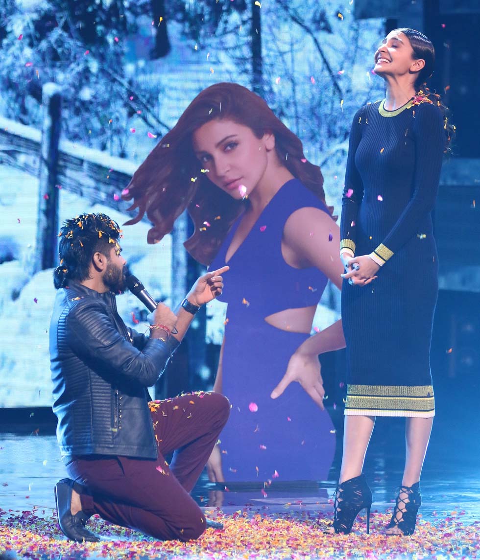  LV Revanth dances with Anushka Sharma on Indian Idol 9