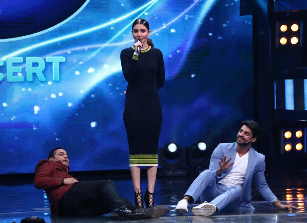 Paritosh Tripathi & Karan Wahi pose infront of Anushka Sharma on Indian Idol 9