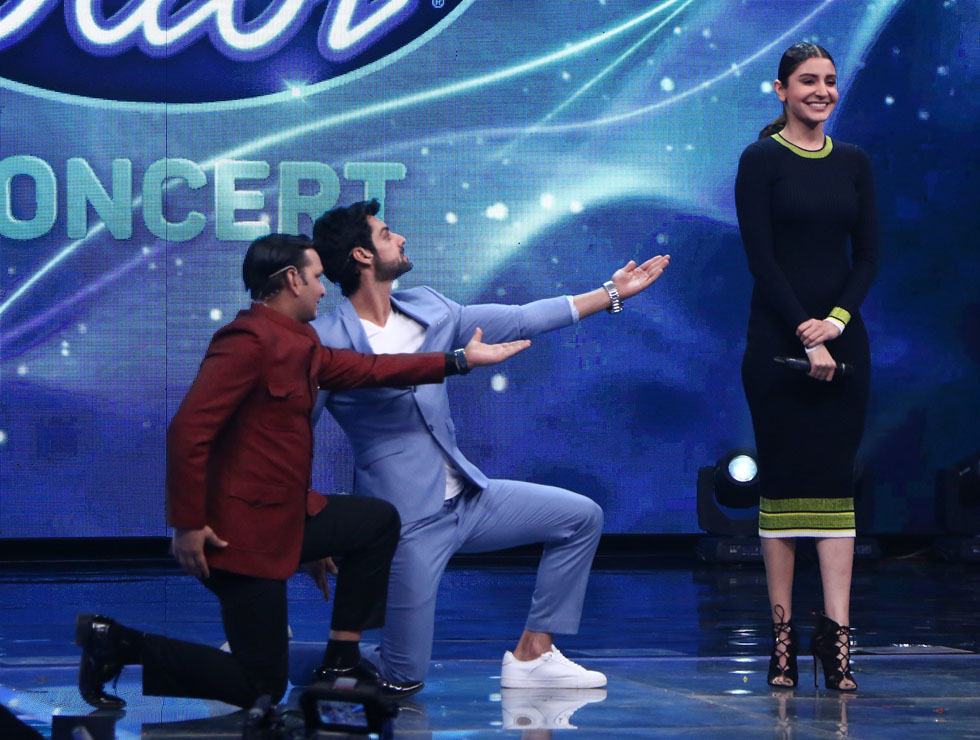 Paritosh Tripathi & Karan Wahi pose infront of Anushka Sharma on Indian Idol 9