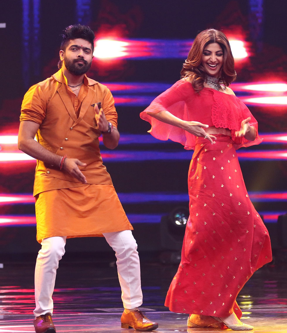 Shilpa Shetty Kundra grooving with Top 5 Indian Idol Contestant, LV Revanth