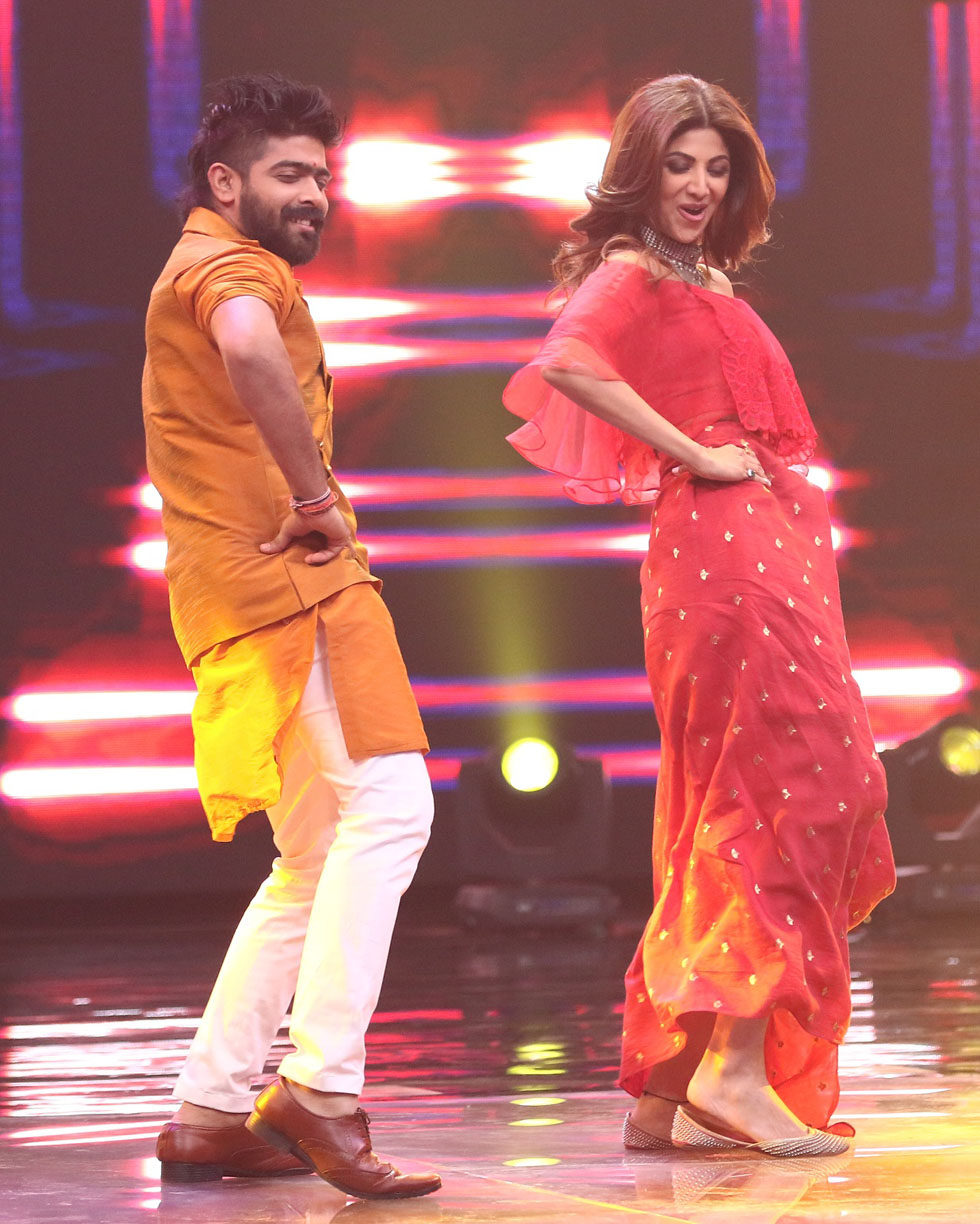 Shilpa Shetty Kundra grooving with Top 5 Indian Idol Contestant, LV Revanth