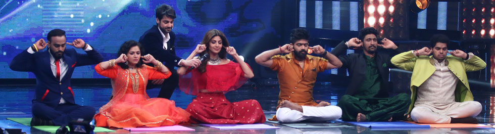  Shilpa Shetty Kundra teaching the Indian Idol 9 Contestants Bhrami Aasan