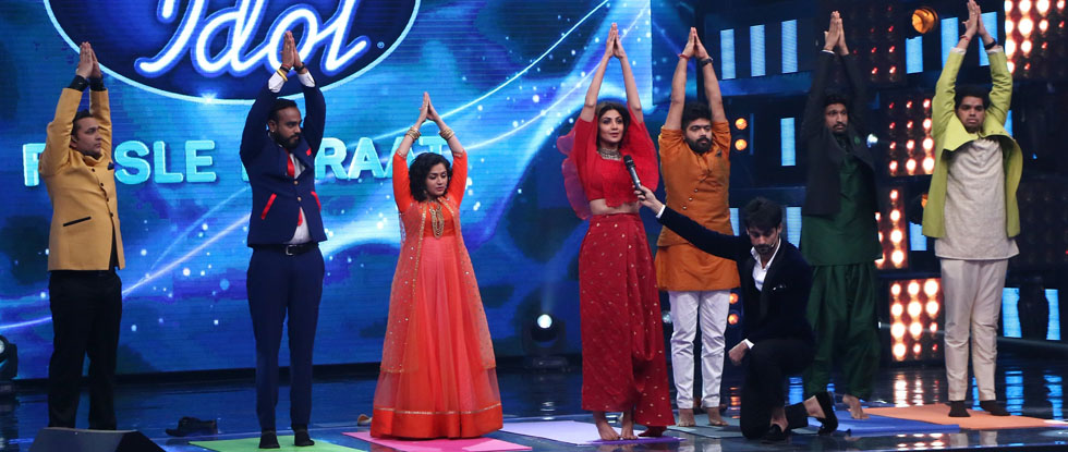  Shilpa Shetty Kundra teaching the Indian Idol 9 Contestants Tadasana