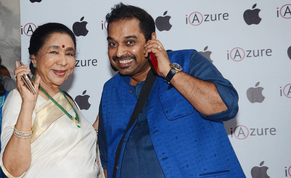  Tai-phone! Asha Bhosle and Shankar Mahadevan wave their eyephones during the inauguration fo Zanai Bhosle's apple reseller store iAzure at Hill Road, Bandra