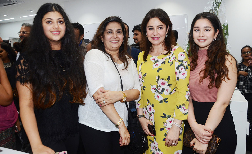  Zanai Bhosle. Anuja Bhosle, Anjali Tendulkar and Sara Tendulkar