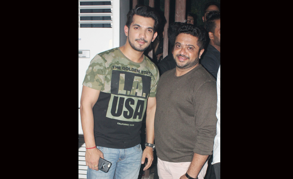 Arjun-Bijlani-and-Amar-Shah-at-DJ-Akhtar-&-DJ-Hardik's-gig-at-1Above