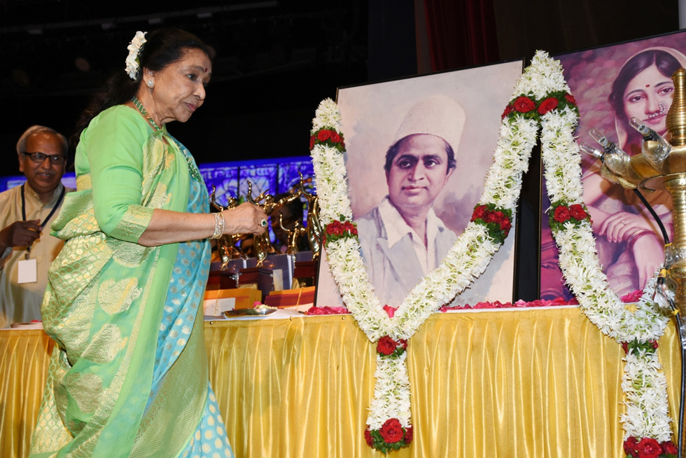  As Asha Bhosle lights the lamp at the Master Deenanath Mangeshkar Smruti Pratishthan Awards