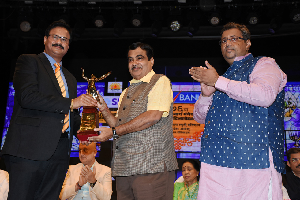 Dhananjay Datar receives the Deenanath Mangeshkar Smruti Pratishthan Award in the hands of Nitin Gadkari