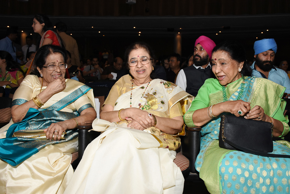  Meena Mangeshkar, Usha Mangeshkar and Asha Bhosle 