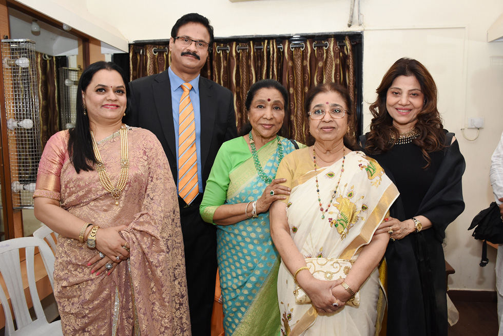  Mrs.Datar, Dhananjay Datar, Asha Bhosle, Usha Mangeshkar and Sapna Mukherjee