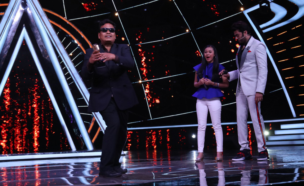Contestant-Neelanjana's-father-shakes-a-leg-while-Maniesh-Paul-watches-him-on-Indian-Idol