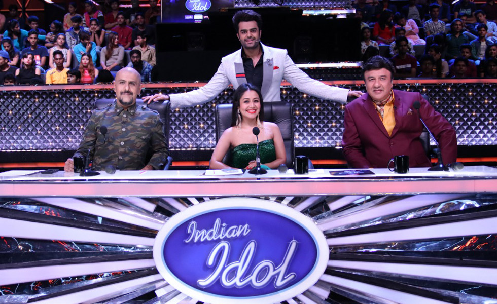 Vishal-Dadlani,-Neha-Kakkar,-Anu-Malik-with-the-host-Maniesh-Paul-on-Indian-Idol