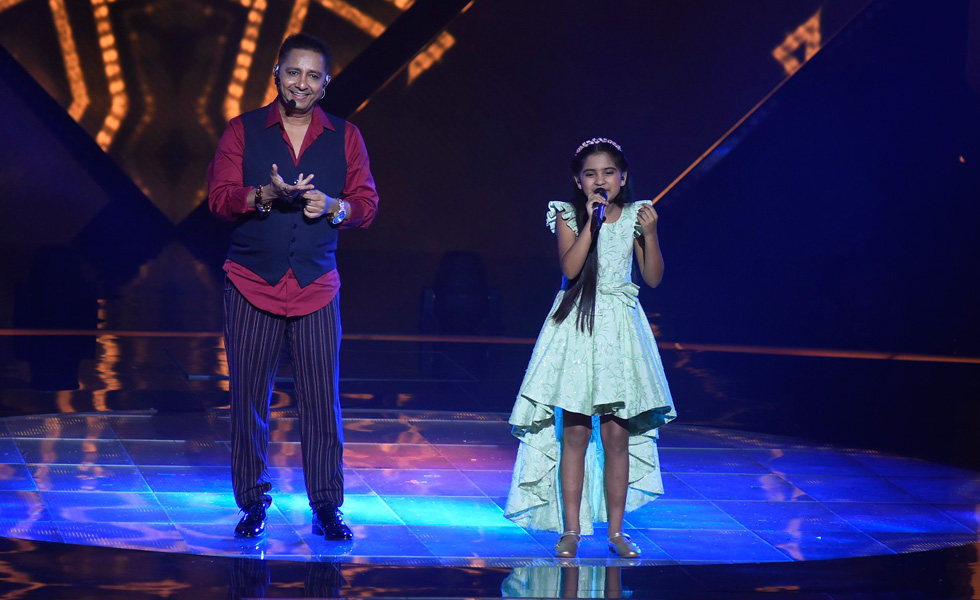 Sukhwinder-Singh-performs-with-the-contestant---Somya-of-Dil-Hai-Hindustani