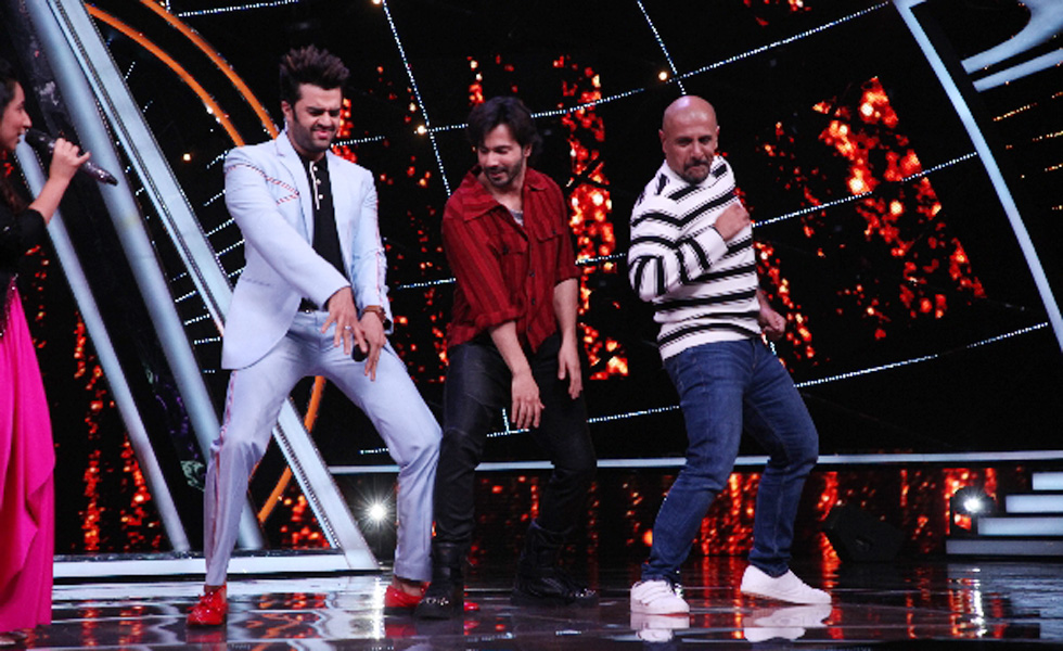 Some crazy moves by Maniesh Paul, Varun Dhawan and Vishal Dadlani