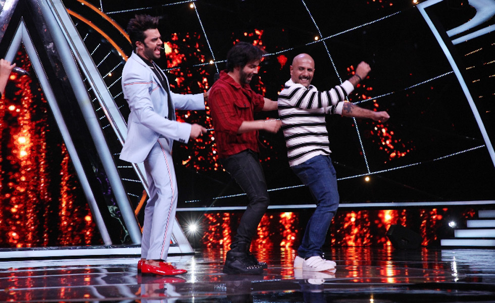  Some crazy moves by Maniesh Paul, Varun Dhawan and Vishal Dadlani