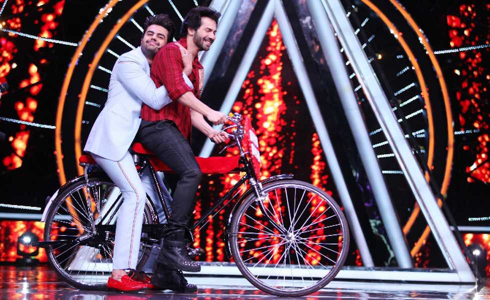  Varun Dhawan gives a ride to Maniesh Paul