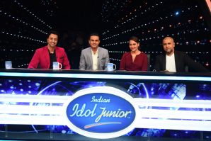  Virendra Sehwag along with the judges of Indian Idol Junior 